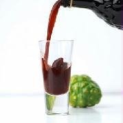 ノニジュースを注ぐ