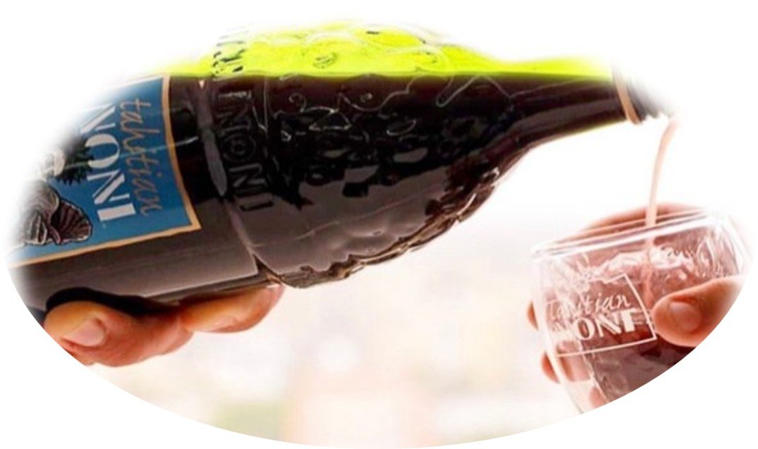 ノニジュースを注ぐ