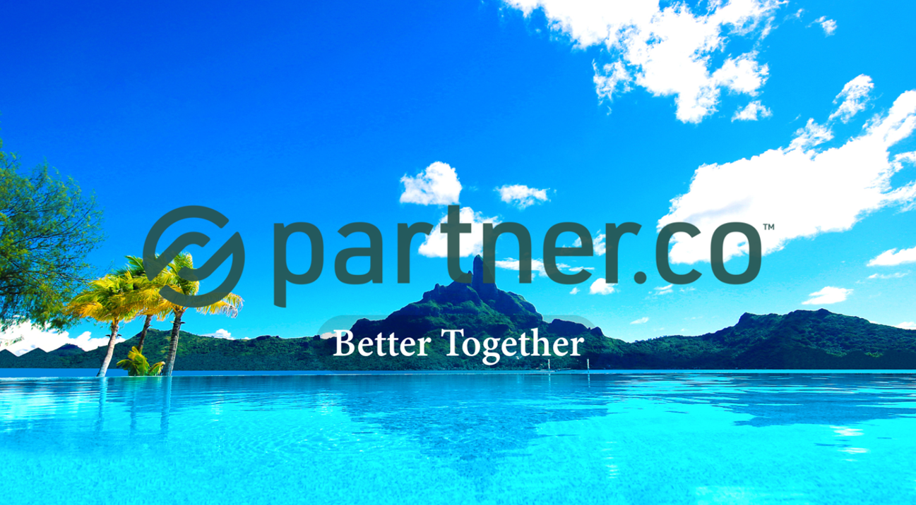 青い海と島の風景に重なるPartner.coのロゴとBetter Together