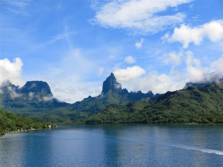 モーレア島の山々と海の風景